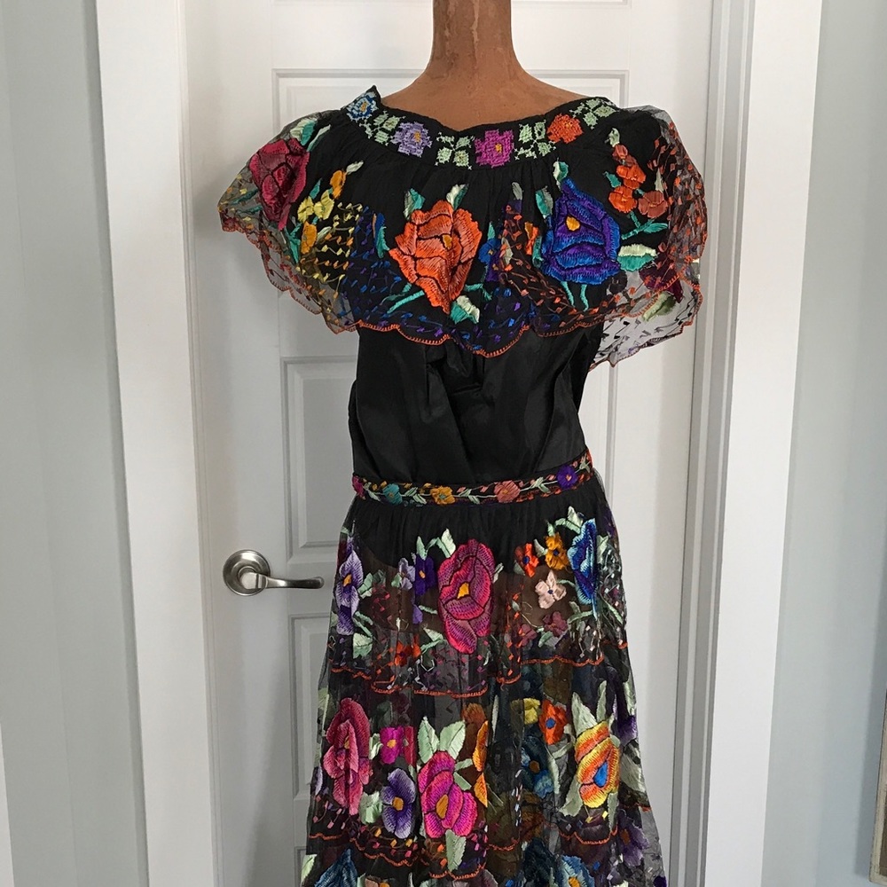 Traditional Chiapas Dress Set 2 Piece Hand Embroidered Circle Skirt & Blouse M